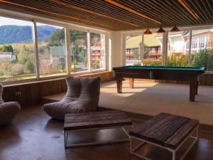 普耶韦普耶韦温泉康体Spa度假村的客厅配有台球桌和沙发
