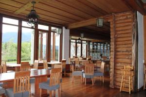 普耶韦普耶韦温泉康体Spa度假村的用餐室设有桌椅和窗户。