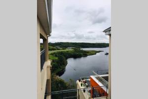 克利夫登Apartment 4, Clifden Bay Apartments的阳台享有河景