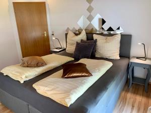 SchleusingenApartment "Im Sonneneck" bis 4 Personen mit Parkplatz, W-LAN, Netflix im Thüringer Wald, Schleusingen的床上有2个枕头