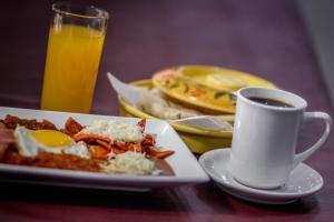 奇瓦瓦波萨达迪瑞布兰卡酒店的桌上的一块食物和一杯咖啡
