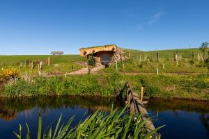 TurriffShepherd's Loch Glamping的河中田野中带桥的河流