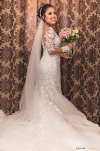 卡波布里奥Pousada Panceiro的穿着婚礼礼服的一位新娘,带上一束花