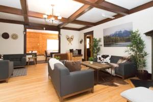 班夫Banff's Rocky Mountain House的客厅配有沙发和桌子
