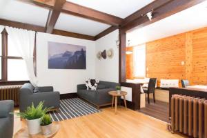 班夫Banff's Rocky Mountain House的客厅配有两张沙发和一张桌子