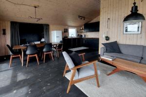 雷克霍特Hilltop Cabin Hekla - Golden Circle - Geysir - Mountain View的客厅配有沙发和桌椅