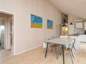 伦斯楚普9 person holiday home in Hj rring的厨房以及带桌椅的用餐室。