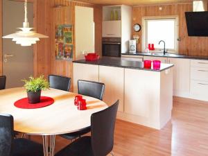 格隆霍6 person holiday home in L kken的厨房以及带桌椅的用餐室。