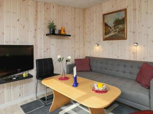 瓦伊厄斯斯特兰德4 person holiday home in Vejers Strand的客厅配有沙发和桌子