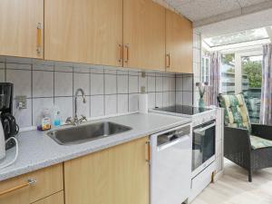 瓦伊厄斯斯特兰德4 person holiday home in Vejers Strand的一个带水槽和洗碗机的厨房
