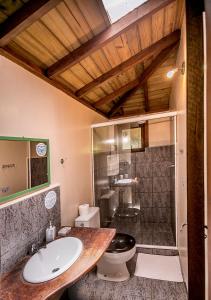 普腊亚罗萨玫瑰花蕾旅馆的一间带水槽、卫生间和淋浴的浴室