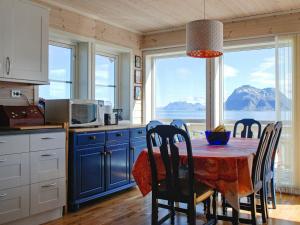 DÃ¸nnesHoliday home Dønna的山景厨房(带桌子)