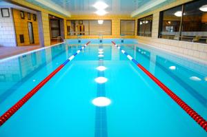 多布里奇伊兹达公园酒店 的一座拥有蓝色和红色通道的大型游泳池