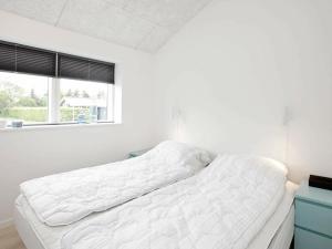 Three-Bedroom Holiday home in Tarm 12客房内的一张或多张床位