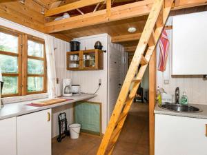 Kolind7 person holiday home in Kolind的一个小房子里的厨房,有楼梯