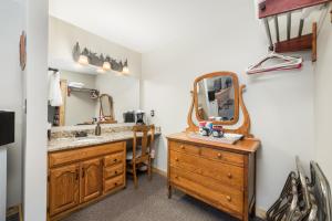 埃斯蒂斯帕克福尔里弗四季酒店的一间带水槽和镜子的浴室