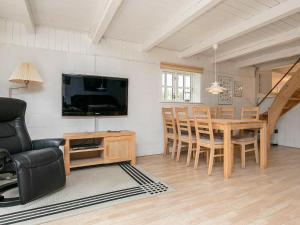 MosevråHoliday Home Grævlingevej II的客厅设有餐桌和电视