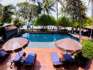 查汶Chaweng Garden Beach Resort - SHA Plus的游泳池旁设有椅子和遮阳伞