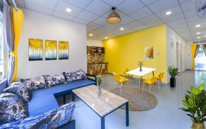 邦美蜀Homestay Vườn Pháp的客厅配有蓝色的沙发和桌子