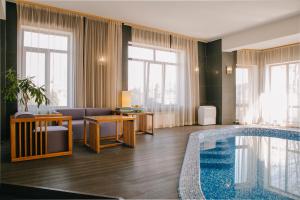 米尔哥罗德奥特酒店的酒店客房带游泳池