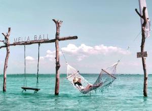 努沙杜瓦巴厘岛美利亚酒店的女人坐在海洋的吊床上
