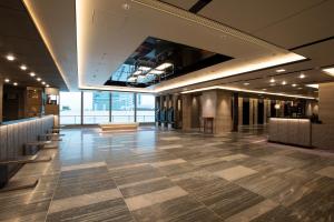 大阪Hotel Granvia Osaka-JR Hotel Group的大楼的大堂,铺有瓷砖地板