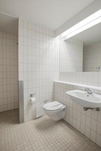 齐斯泰兹里姆湾酒店的一间带卫生间和水槽的浴室