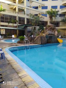 邦咯Pangkor fun fun fun apartment的大楼前的大型游泳池