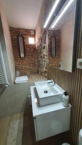 阿维拉Casas del Castillo, 3的浴室设有白色水槽和镜子