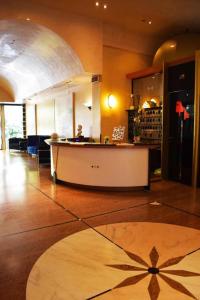 里米尼米拉马雷市酒店的大厅,房间中间有一个柜台