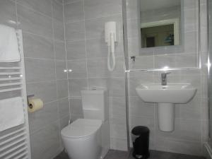 拉格比Simpson's Apartments Rugby Ltd的一间带卫生间和水槽的浴室