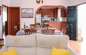托罗克斯Casa Rural Torrox - Cortijo Latero的客厅配有沙发和桌椅