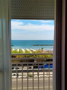 佩萨罗米拉马雷餐厅酒店的从度假村的窗户可欣赏到海滩景色