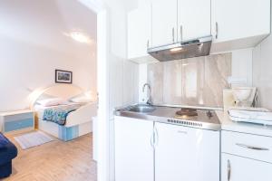扎通Villa Mare & Filip的带水槽的厨房和1间带1张床的卧室