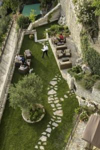 PiciniscoAlbergo Diffuso Sotto Le Stelle的花园的顶部景色,人们坐在长椅上