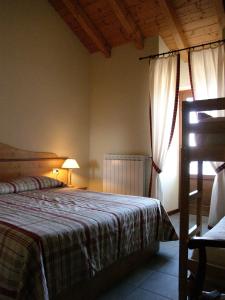 DumenzaRifugio Campiglio的一间卧室设有一张床和一个窗口