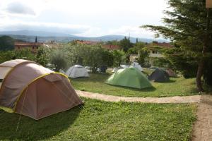 科佩尔Camping Jakomin的一群帐篷坐在草地上