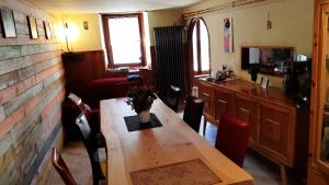 奇萨瓦玛兰科白塔斯坦帕度假屋的一间带木桌和椅子的用餐室