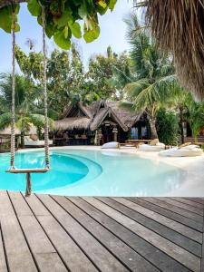 金巴兰拉卡巴尼酒店 的度假酒店的游泳池