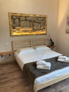 巴韦诺Locanda Il Gallo的一间卧室配有一张大床和两个枕头