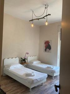 巴韦诺Locanda Il Gallo的一间客房内配有两张床的房间