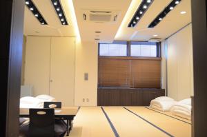 静冈如故酒店的客房设有桌椅和窗户。