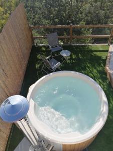 SaloCal Teixidor - La Fusteria的浴缸配有椅子和蓝色飞盘