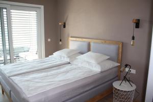 安嫩海姆Top 20 Alpe Maritima - Ferienapartment Alps & Lake的卧室配有一张大白色床和窗户