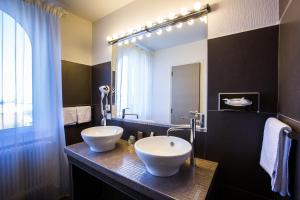 沙马列尔Hôtel Radio - Teritoria的一间带两个盥洗盆和大镜子的浴室