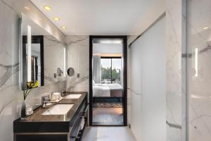 耶路撒冷耶路撒冷因巴尔酒店的一间带两个盥洗盆和大镜子的浴室