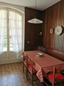 蒂拉诺Casa Vacanze - Residenza Elvezia的一间带桌椅和窗户的用餐室