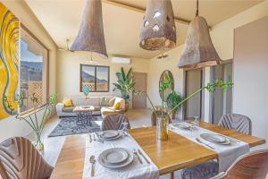 科林比亚Gaia Blue Villa的一间带桌椅的用餐室