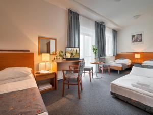 布拉格EA胡杨酒店的酒店客房配有两张床和一张书桌