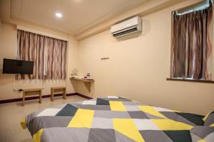 Ruifang106民宿的一间卧室设有一张床、一台电视和一个窗口。